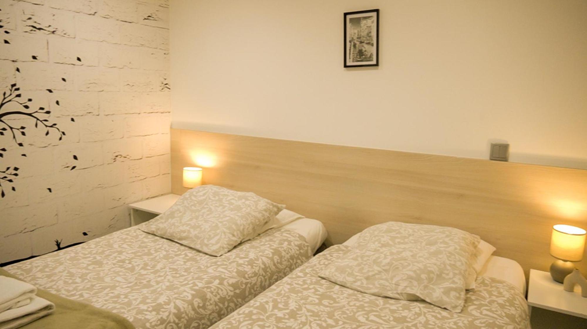Appartement 1-4 Pers - Aeroport Cdg, Parc Expo, Villepinte - A L'Ombre Du Pin "9" Le Pin  Buitenkant foto